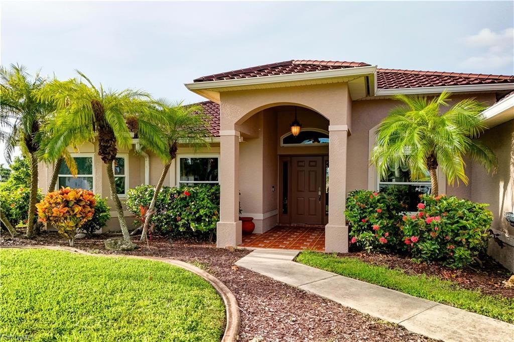 Image 8 of property listing at 927 28th TER, Cape Coral, FL 33914