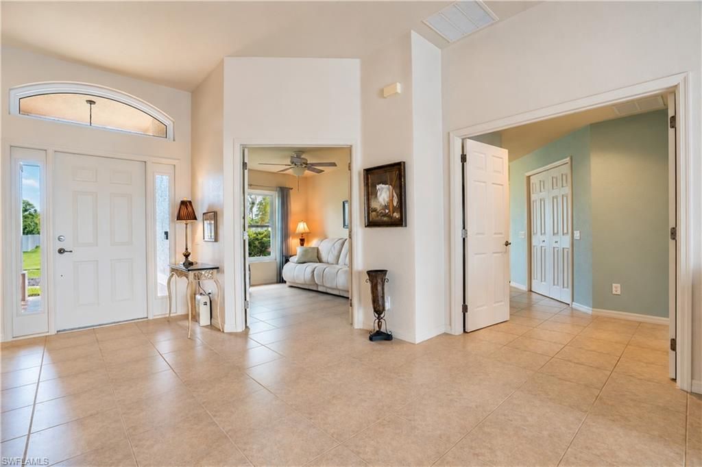 Image 9 of property listing at 927 28th TER, Cape Coral, FL 33914
