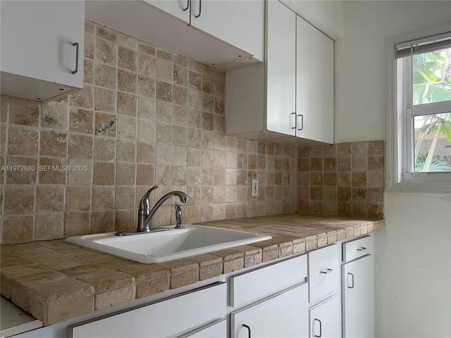 4780 Pine Tree Dr 8, Miami Beach, FL 33140