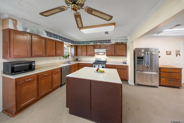 11163 Hwy 22, St Amant, LA 70774