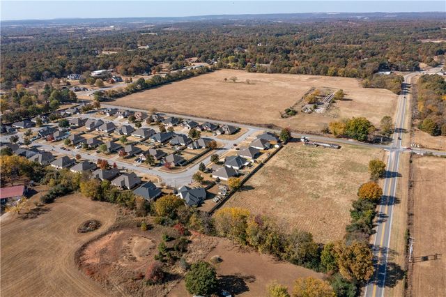 W Wedington Drive, Fayetteville, AR 72704