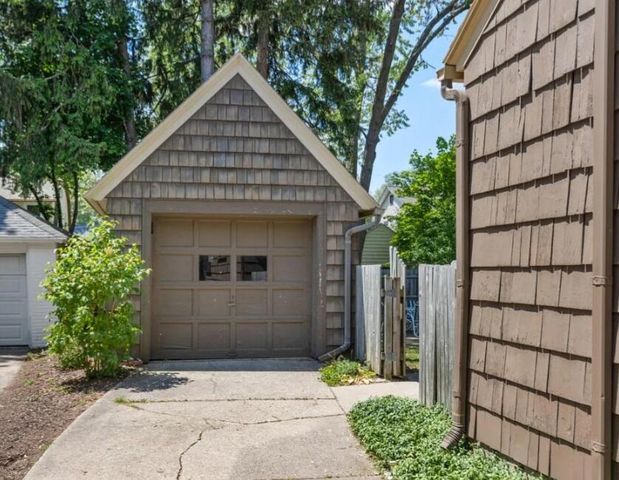 957 Maxwell Avenue Se, East Grand Rapids, MI 49506