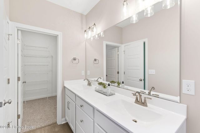 1146 Greens Dr, Simpsonville, KY 40067