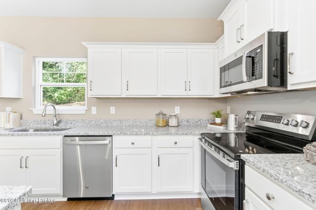 1146 Greens Dr, Simpsonville, KY 40067