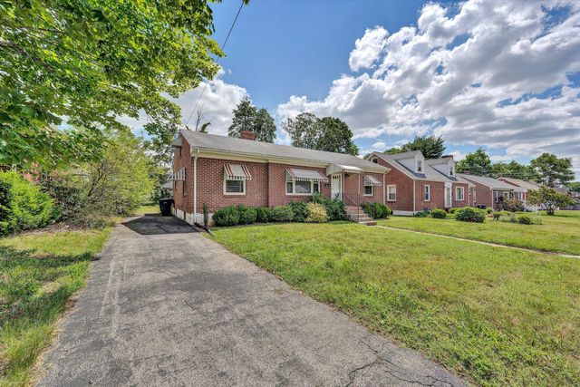 5219 Hearthstone RD NW, Roanoke, VA 24012