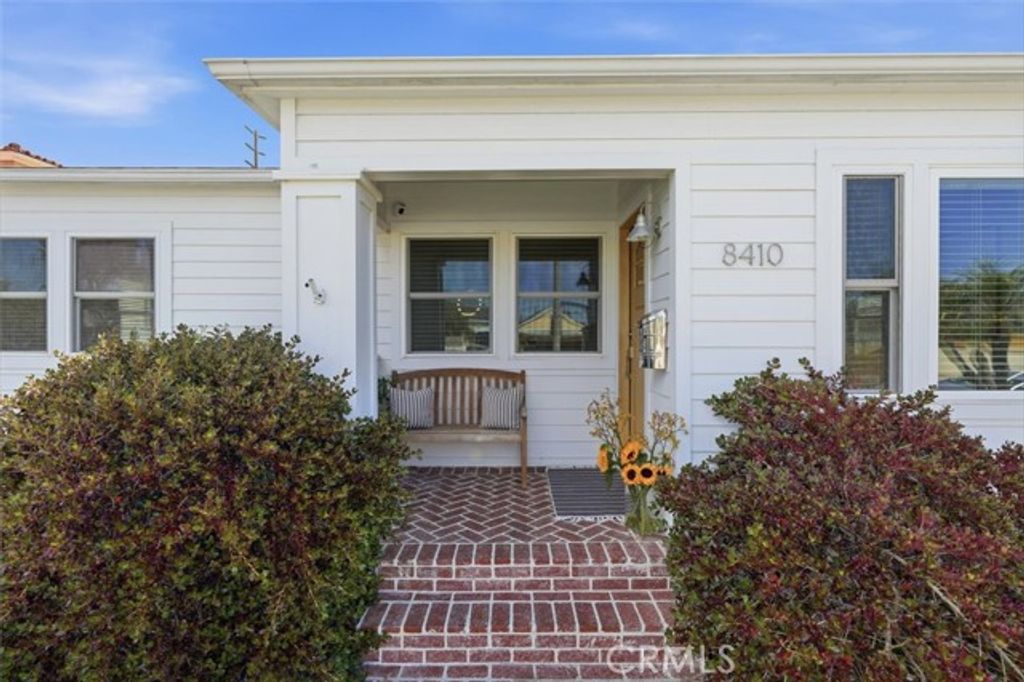 8410 Alverstone Avenue, Los Angeles, CA 90045