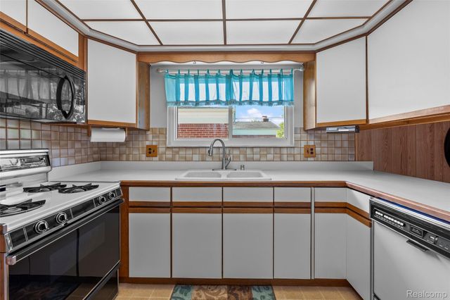 32429 Whitley Circle, Warren, MI 48088