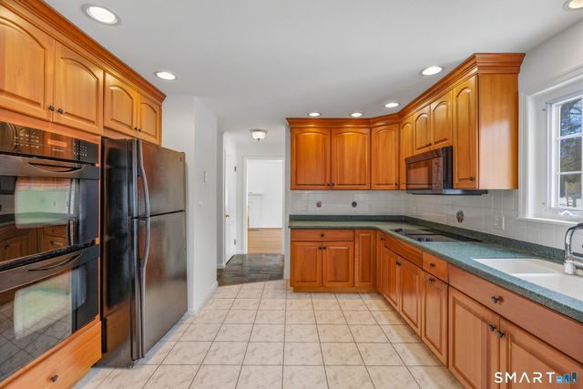 9 Patrick Lane, Branford, CT 06405