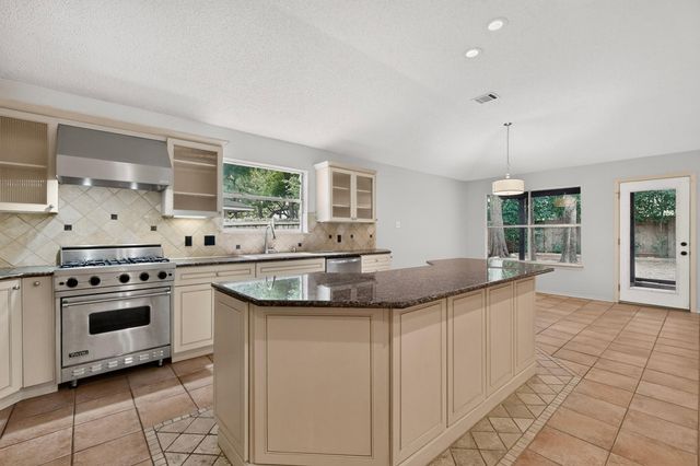 7441 Dallas DR, Austin, TX 78729