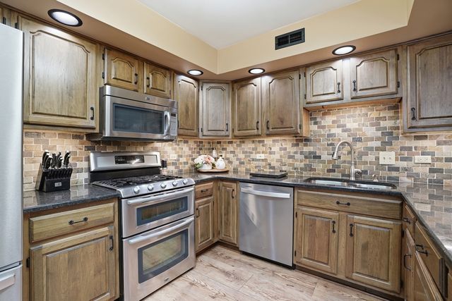 18070 Whitman Lane, Lansing, IL 60438