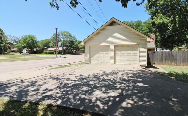 900 Valley Ridge Drive, Desoto, TX 75115