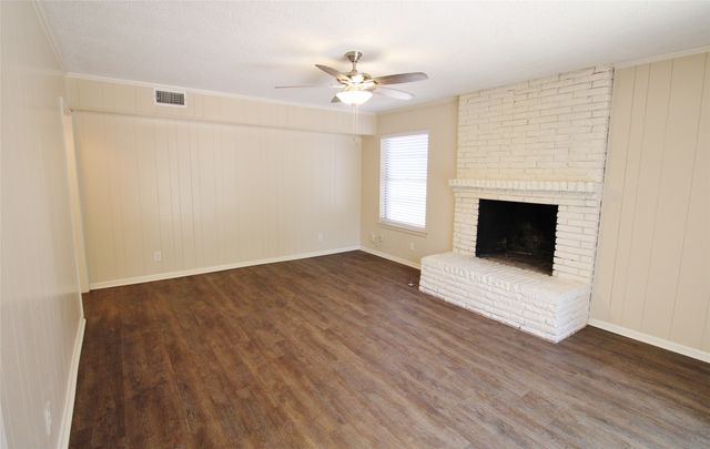 900 Valley Ridge Drive, Desoto, TX 75115