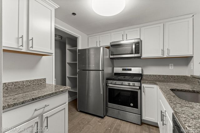 250 E HARBORTOWN Drive 702, Wayne, MI 48207