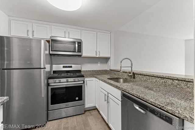 250 E HARBORTOWN Drive 702, Wayne, MI 48207