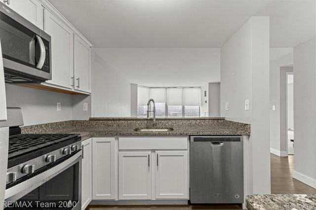 250 E HARBORTOWN Drive 702, Wayne, MI 48207