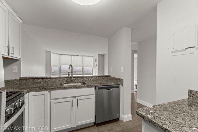 250 E HARBORTOWN Drive 702, Wayne, MI 48207