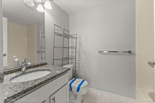 250 E HARBORTOWN Drive 702, Wayne, MI 48207