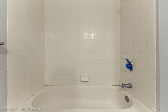 250 E HARBORTOWN Drive 702, Wayne, MI 48207