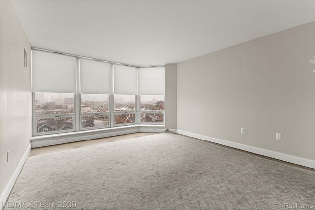 250 E HARBORTOWN Drive 702, Wayne, MI 48207