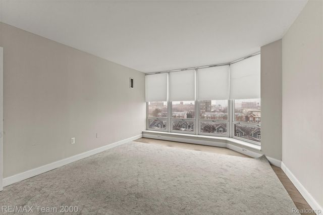 250 E HARBORTOWN Drive 702, Wayne, MI 48207