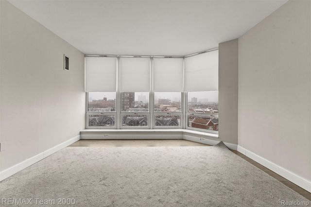 250 E HARBORTOWN Drive 702, Wayne, MI 48207