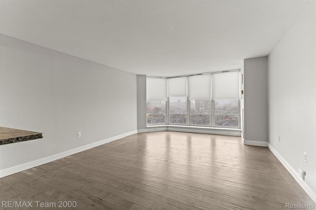 250 E HARBORTOWN Drive 702, Wayne, MI 48207