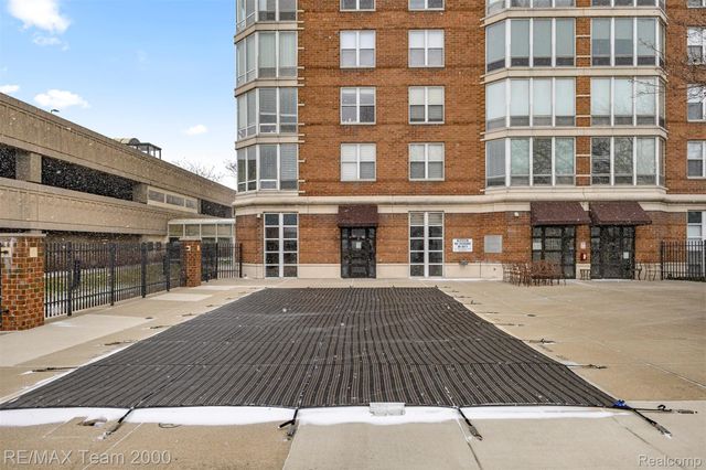 250 E HARBORTOWN Drive 702, Wayne, MI 48207