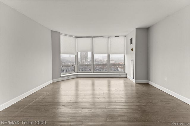 250 E HARBORTOWN Drive 702, Wayne, MI 48207