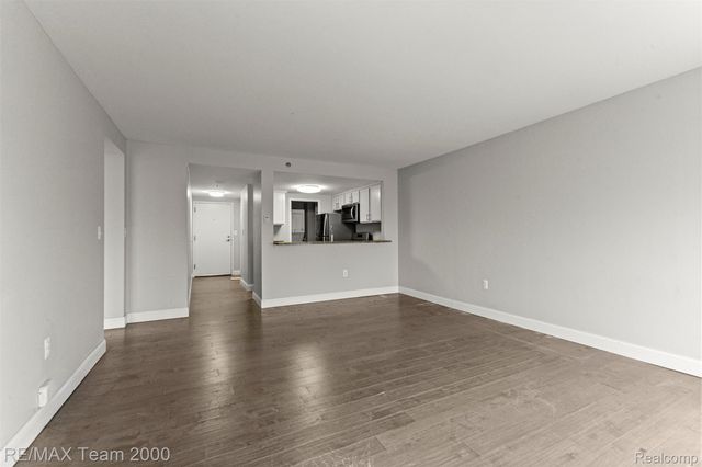 250 E HARBORTOWN Drive 702, Wayne, MI 48207