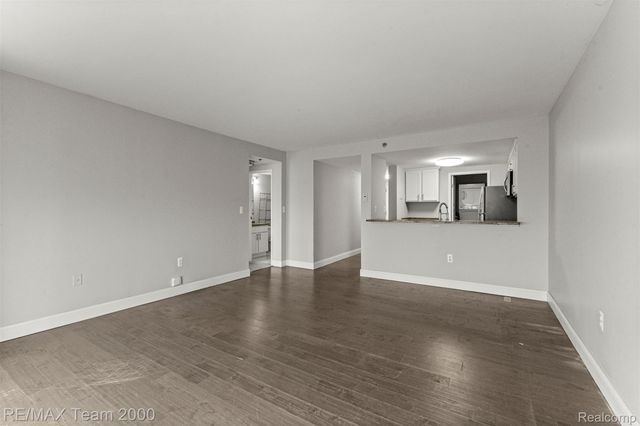 250 E HARBORTOWN Drive 702, Wayne, MI 48207