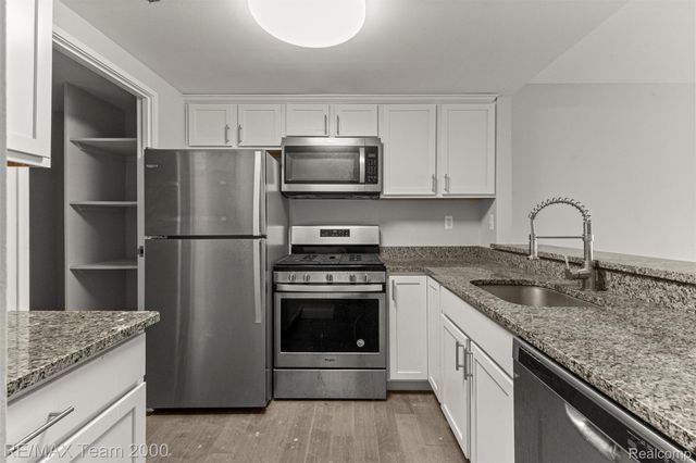 250 E HARBORTOWN Drive 702, Wayne, MI 48207