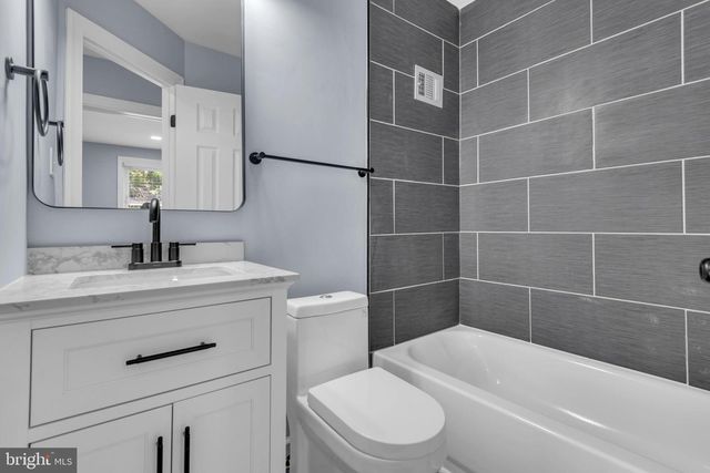 4621 HILLSIDE RD SE, Washington, DC 20019