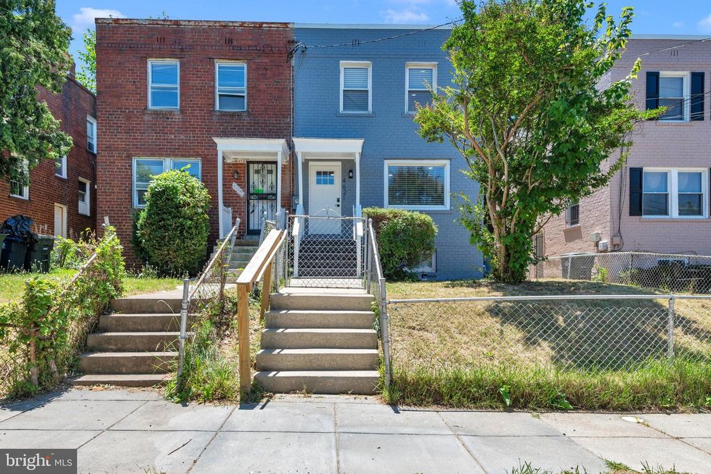 4621 HILLSIDE RD SE, Washington, DC 20019