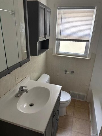 24409 Stanford Stanford, Dearborn Heights, MI 48125