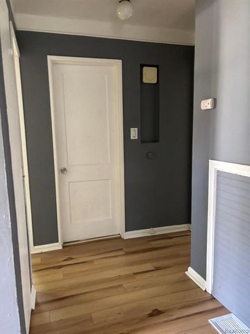 24409 Stanford Stanford, Dearborn Heights, MI 48125