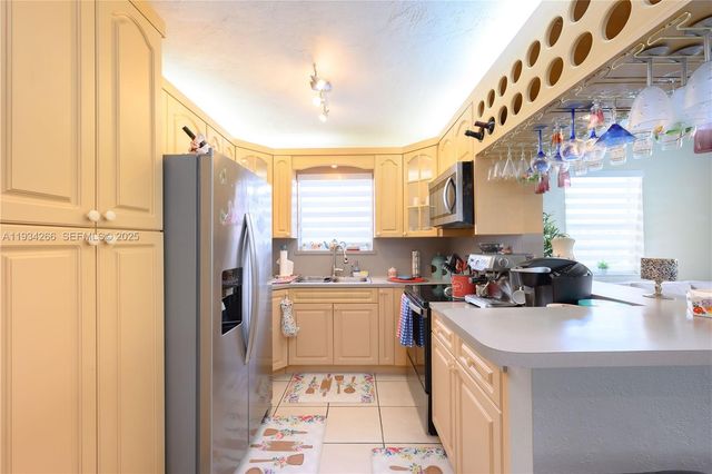 30 SW 57th Ct, Miami, FL 33144