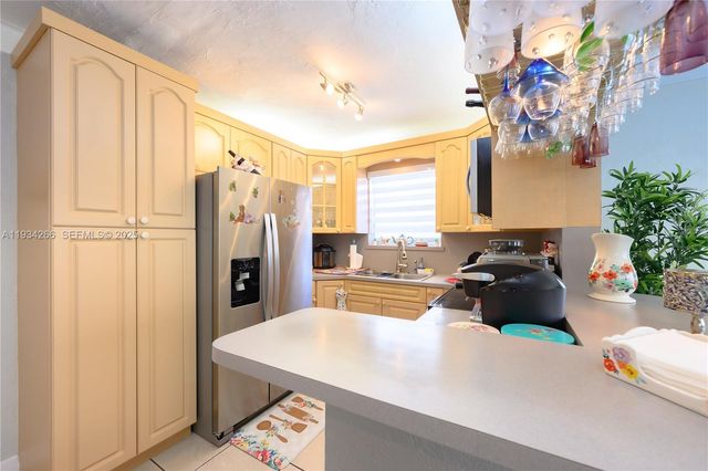 30 SW 57th Ct, Miami, FL 33144