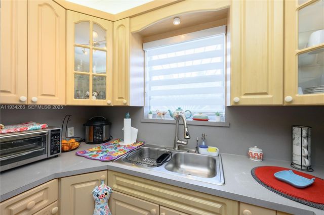 30 SW 57th Ct, Miami, FL 33144