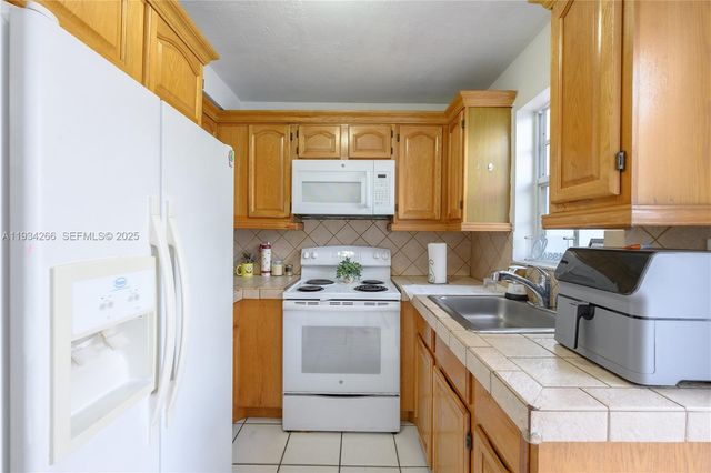 30 SW 57th Ct, Miami, FL 33144