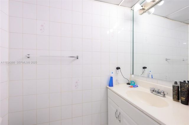 30 SW 57th Ct, Miami, FL 33144