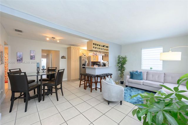 30 SW 57th Ct, Miami, FL 33144