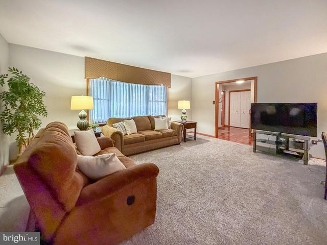 336 FOX HOLLOW DR, Feasterville Trevose, PA 19053