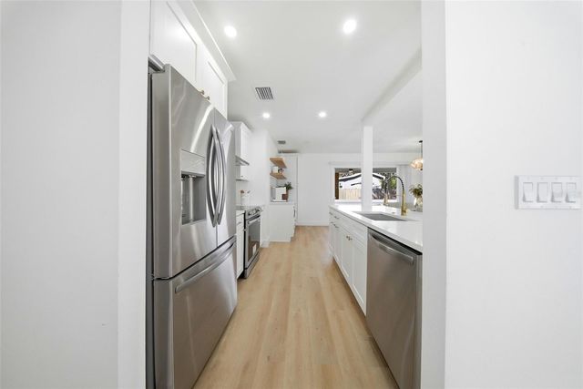 8014 N LYNN AVENUE, Tampa, FL 33604