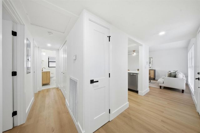 8014 N LYNN AVENUE, Tampa, FL 33604