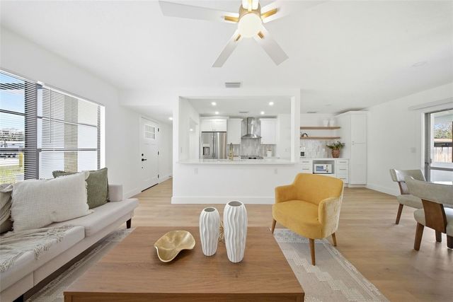 8014 N LYNN AVENUE, Tampa, FL 33604