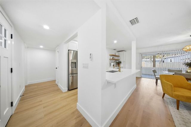 8014 N LYNN AVENUE, Tampa, FL 33604