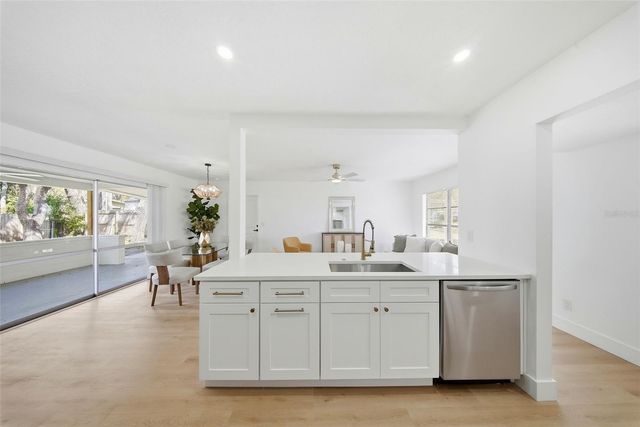 8014 N LYNN AVENUE, Tampa, FL 33604