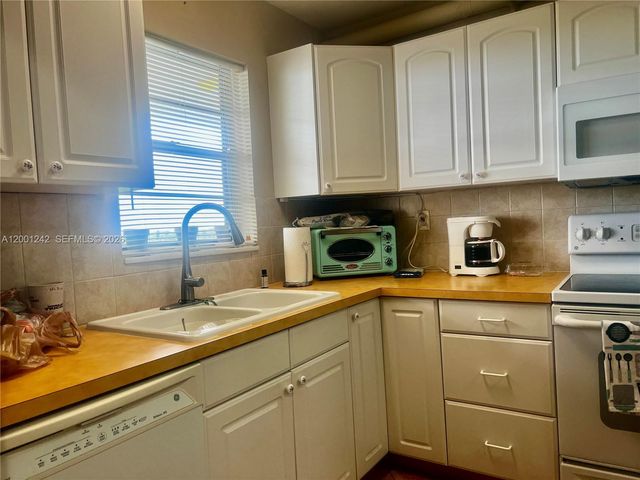 5860 NW 44th Street 804, Lauderhill, FL 33319
