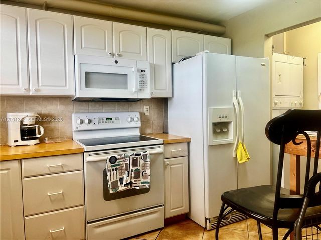 5860 NW 44th Street 804, Lauderhill, FL 33319