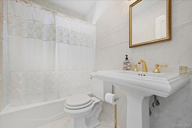 38 Irving Lane, New Hyde Park, NY 11040